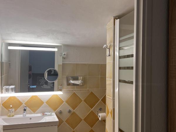 les petites terrasses : photo 6 de la chambre chambre lits jumeaux avec salle de bains privative