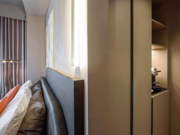 Arcadion Hotel : photo 8 de la chambre chambre double avec fenêtre - vue sur place liston