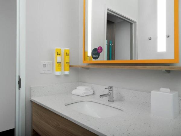 Tru By Hilton San Antonio North : photo 2 de la chambre chambre lit king-size