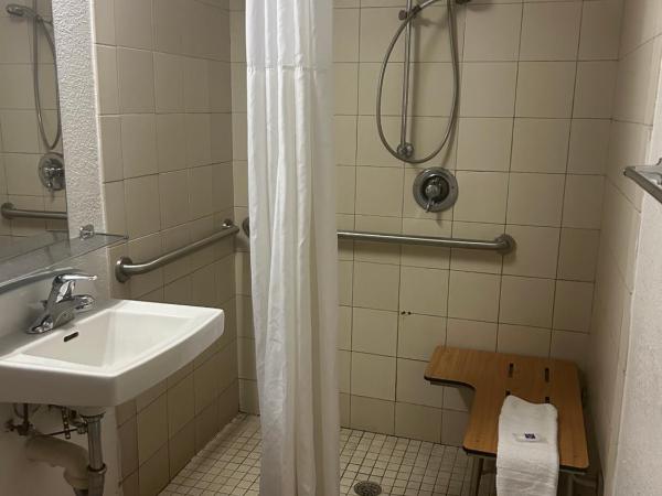 Motel 6-Austin, TX : photo 4 de la chambre double room with tub - mobility accessible 