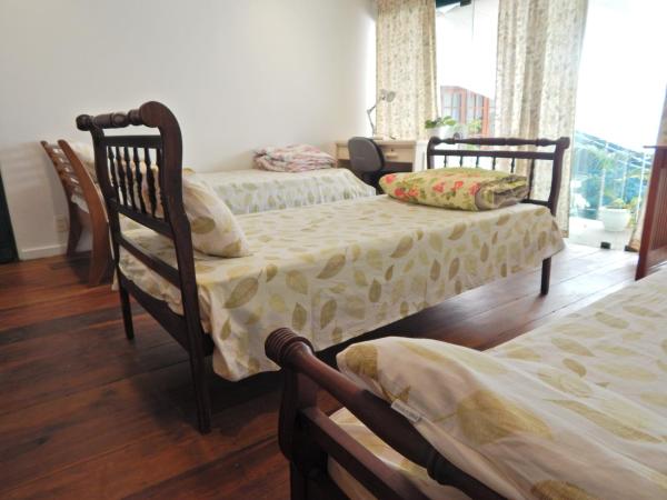 Casa São Conrado : photo 3 de la chambre chambre triple climatisée avec salle de bains commune