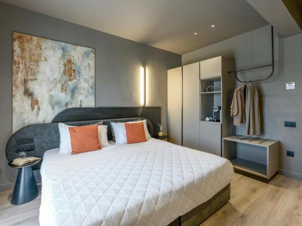 Arcadion Hotel : photo 3 de la chambre suite junior - vue sur place liston