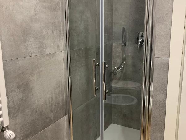 Riva Reno 4 Rooms : photo 2 de la chambre chambre double avec balcon et salle de bains privative externe