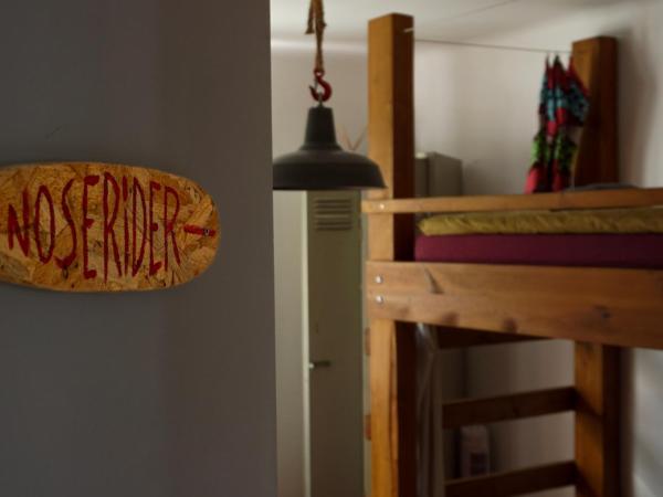 JOYU SURF SHACK : photo 3 de la chambre lit simple dans dortoir de 4 lits