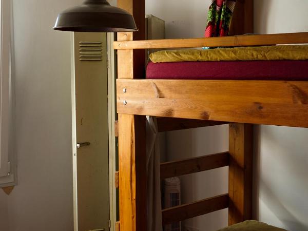 JOYU SURF SHACK : photo 2 de la chambre lit simple dans dortoir de 4 lits