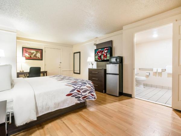 Red Roof Inn Dallas - Richardson : photo 3 de la chambre chambre de luxe lit king-size – accessible aux personnes à mobilité réduite – non-fumeurs