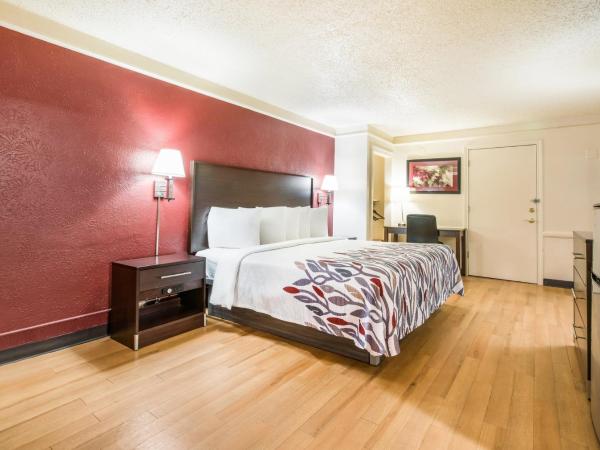 Red Roof Inn Dallas - Richardson : photo 2 de la chambre chambre de luxe lit king-size – accessible aux personnes à mobilité réduite – non-fumeurs