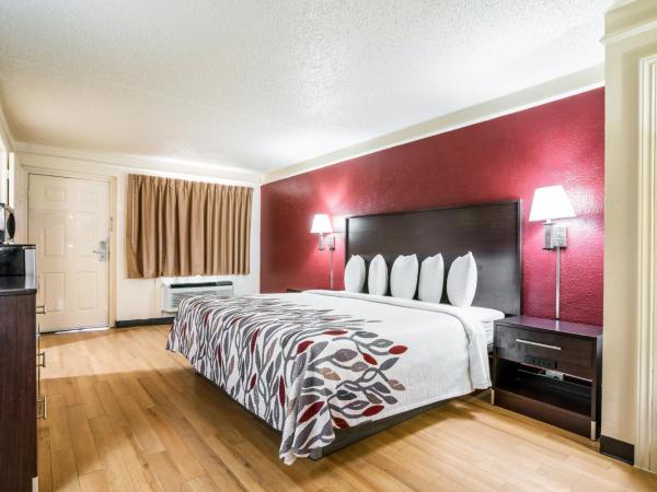 Red Roof Inn Dallas - Richardson : photo 1 de la chambre chambre de luxe lit king-size – accessible aux personnes à mobilité réduite – non-fumeurs