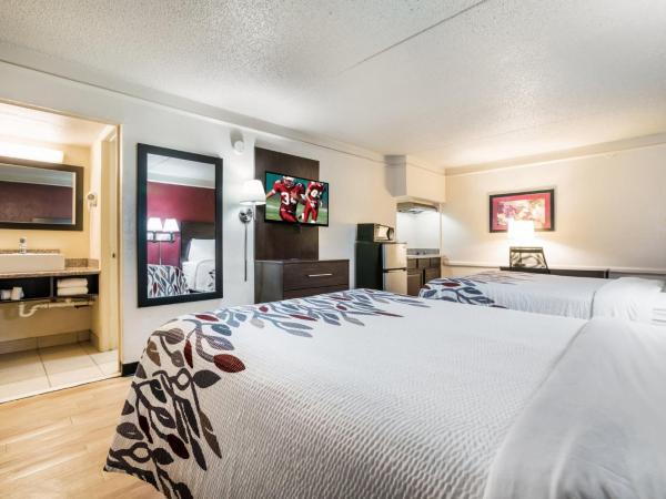 Red Roof Inn Dallas - Richardson : photo 3 de la chambre deluxe room with two double beds with kitchenette non-smoking