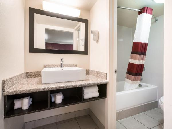 Red Roof Inn Dallas - Richardson : photo 6 de la chambre deluxe room with two double beds with kitchenette non-smoking