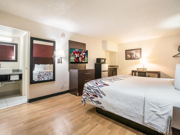 Red Roof Inn Dallas - Richardson : photo 2 de la chambre business king room with kitchenette non-smoking