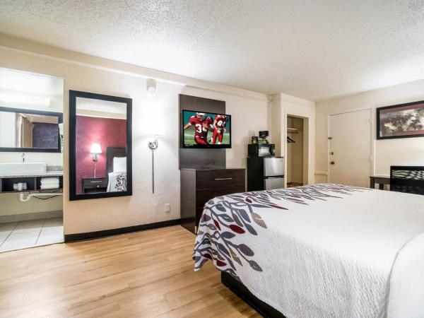 Red Roof Inn Dallas - Richardson : photo 3 de la chambre chambre lit king-size supérieure - non-fumeurs