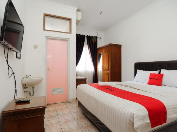 RedDoorz syariah near AEON Mall Tanjung Barat : photo 2 de la chambre chambre double standard