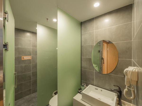 Fangorn Hostel : photo 5 de la chambre chambre double avec salle de bains privative