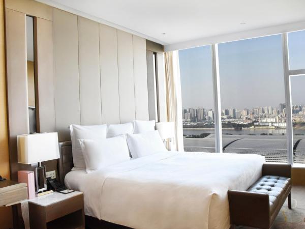 Langham Place Guangzhou - Walking distance to Canton Fair & Overseas Buyers Registration Service : photo 1 de la chambre suite exécutive