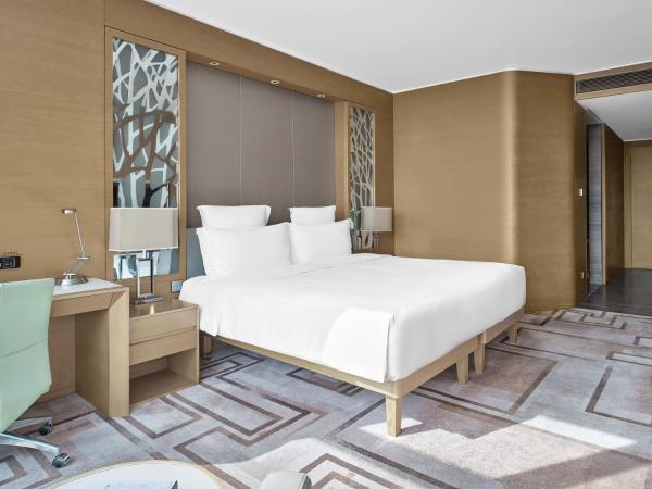 Langham Place Guangzhou - Walking distance to Canton Fair & Overseas Buyers Registration Service : photo 4 de la chambre chambre king-size de luxe - vue sur la ville