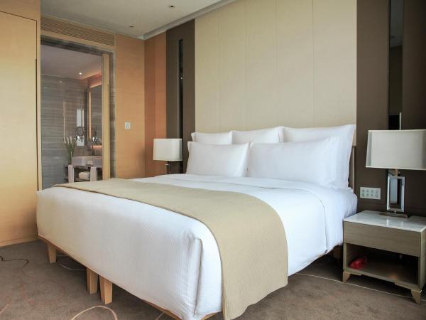 Langham Place Guangzhou - Walking distance to Canton Fair & Overseas Buyers Registration Service : photo 1 de la chambre suite 1 chambre 