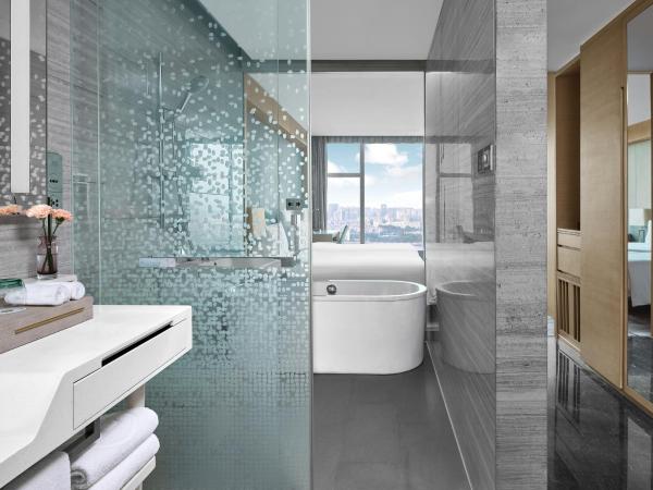 Langham Place Guangzhou - Walking distance to Canton Fair & Overseas Buyers Registration Service : photo 4 de la chambre chambre lit king-size deluxe - vue sur rivière