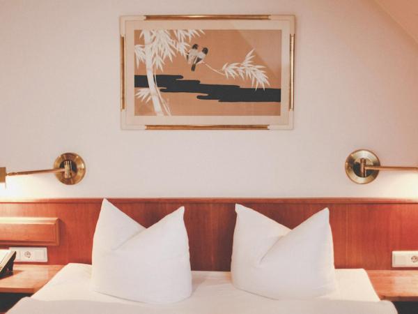 Hotel Löwen-Seckenheim : photo 2 de la chambre chambre lit queen-size