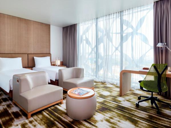 Crowne Plaza Changi Airport, an IHG Hotel : photo 4 de la chambre chambre lits jumeaux premium avec accès au salon