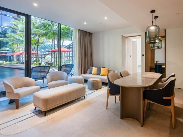 Crowne Plaza Changi Airport, an IHG Hotel : photo 5 de la chambre suite junior lit king-size avec accès piscine