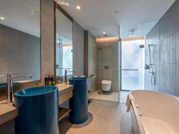 Crowne Plaza Changi Airport, an IHG Hotel : photo 3 de la chambre suite junior lit king-size avec accès piscine