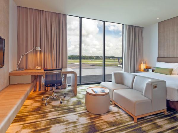 Crowne Plaza Changi Airport, an IHG Hotel : photo 3 de la chambre hébergement 1 lit king-size standard - vue sur piste