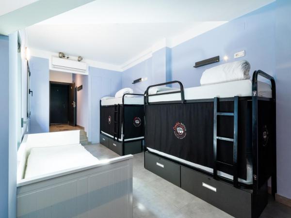 Hostel Carlota Braun : photo 2 de la chambre chambre familiale avec salle de bains privative