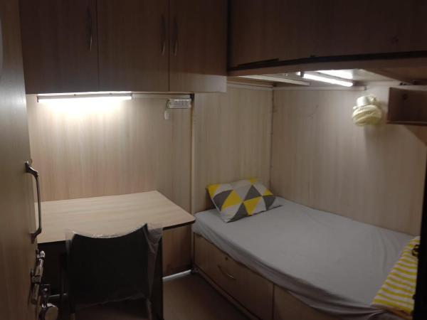 Abuzz Oxfordcaps ShahpurJaat Delhi : photo 3 de la chambre chambre simple avec salle de bains commune