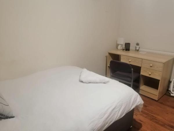 PnG Suites - Abernant Rooms Shared Facilities : photo 4 de la chambre chambre lits jumeaux avec salle de bains commune