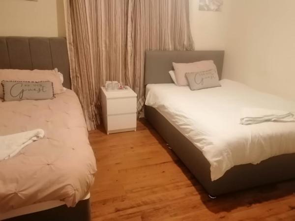 PnG Suites - Abernant Rooms Shared Facilities : photo 6 de la chambre chambre lits jumeaux avec salle de bains commune