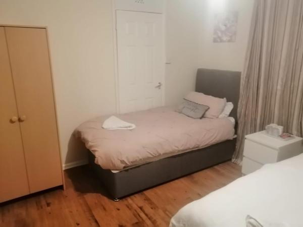 PnG Suites - Abernant Rooms Shared Facilities : photo 7 de la chambre chambre lits jumeaux avec salle de bains commune