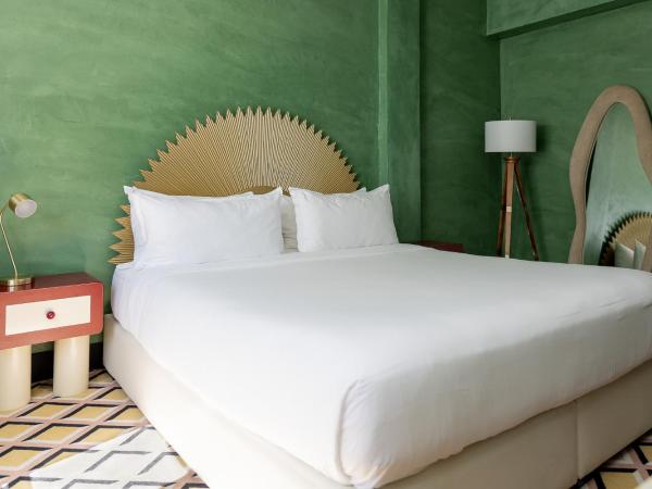 Crest Hotel Suites : photo 4 de la chambre chambre lit king-size