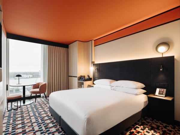 DoubleTree by Hilton Amsterdam Centraal Station : photo 2 de la chambre chambre lit king-size - vue sur rivière - Étage supérieur