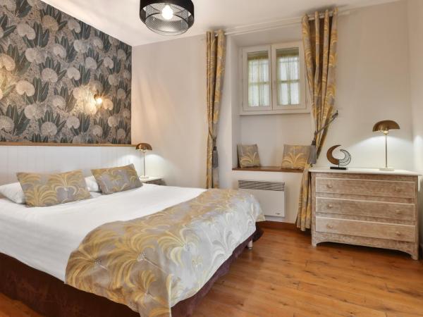 La Villa des Consuls - Gîte de tourisme de charme : photo 4 de la chambre appartement avec terrasse (rez-de-chaussée)