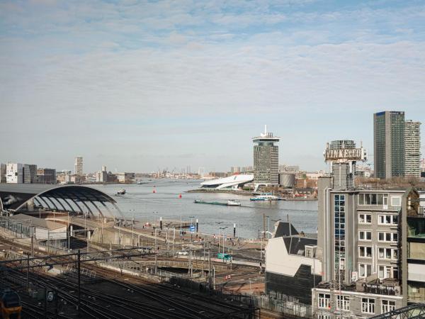 DoubleTree by Hilton Amsterdam Centraal Station : photo 3 de la chambre chambre lit king-size - vue panoramique sur amsterdam