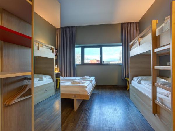 MEININGER Hotel Berlin Airport : photo 2 de la chambre lit dans dortoir mixte de 4 lits