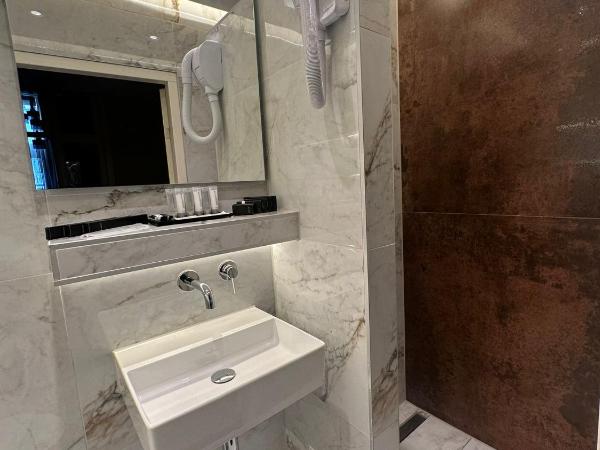 Alp Hotel : photo 3 de la chambre chambre triple - vue sur jardin