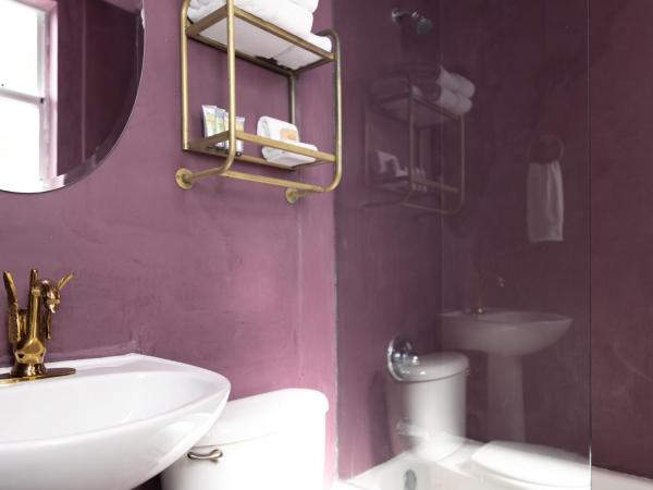 Crest Hotel Suites : photo 6 de la chambre chambre lit king-size