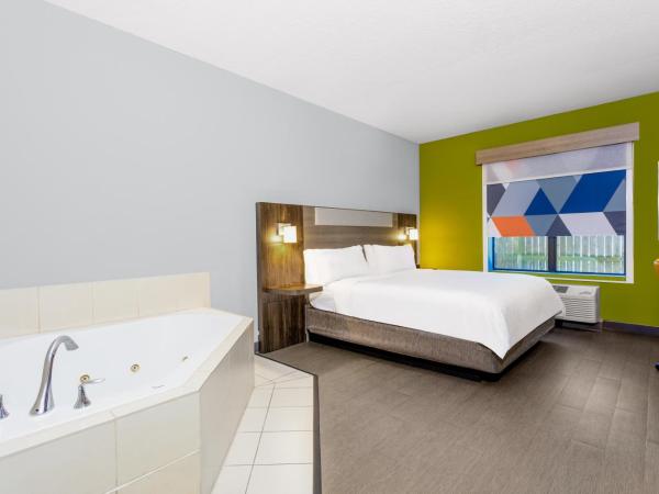 Holiday Inn Express Hotel & Suites Jacksonville - Mayport / Beach, an IHG Hotel : photo 4 de la chambre chambre lit king-size avec baignoire spa