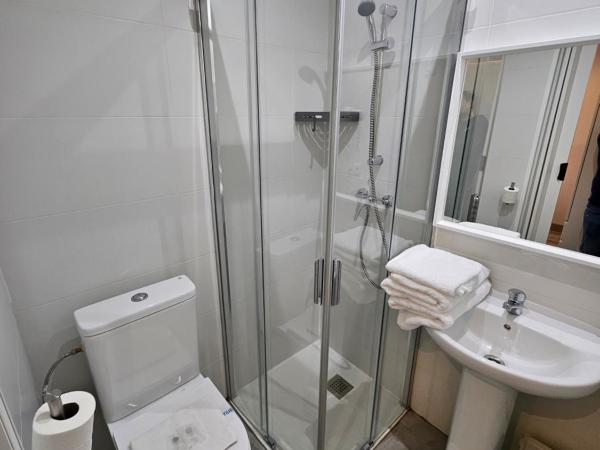 HOSTAL FONCALADA : photo 1 de la chambre chambre double avec salle de bains privative