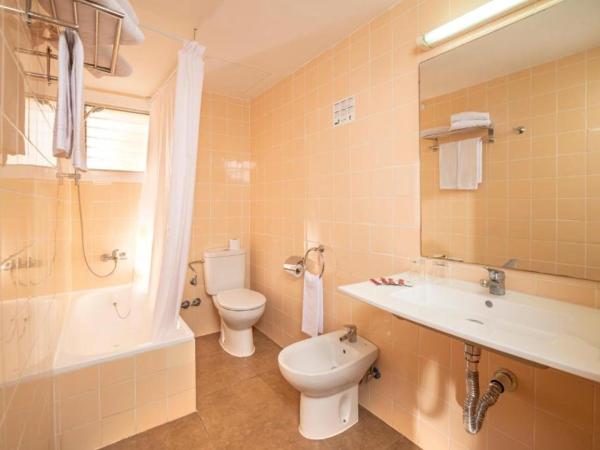 The BB Hotel Boutique Can Colom : photo 3 de la chambre chambre triple