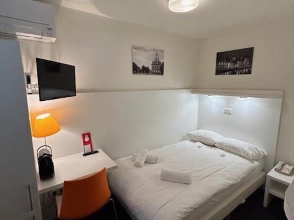 Multatuli Hotel : photo 1 de la chambre chambre double « souterrain » (lit de 120 cm) - toilettes communes