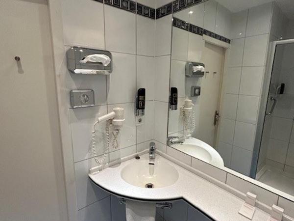 Multatuli Hotel : photo 6 de la chambre chambre double « souterrain » (lit de 120 cm) - toilettes communes