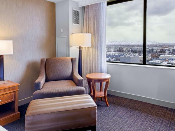 Hilton Salt Lake City Center : photo 1 de la chambre chambre lit king-size - vue sur montagne