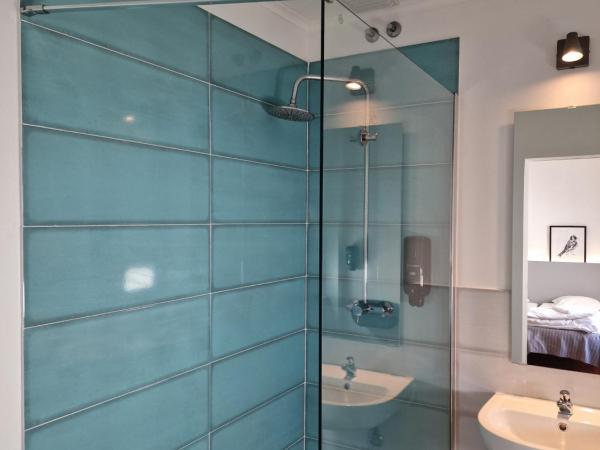 Castilho 63 Hostel & Suites : photo 4 de la chambre chambre double ou lits jumeaux avec salle de bains privative