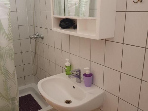 Apart Júlia Villa : photo 4 de la chambre chambre double mansardée - vue sur jardin