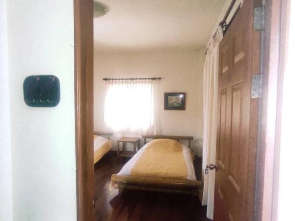 Chiang Mai Homey : photo 7 de la chambre chambre lits jumeaux avec salle de bains commune