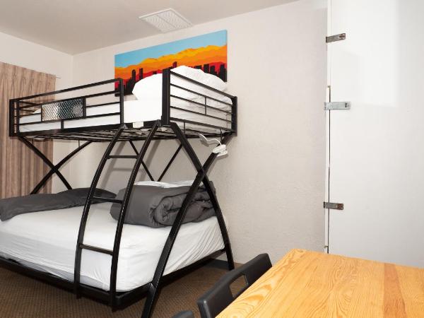 RAD Hostel : photo 1 de la chambre chambre triple avec salle de bains privative