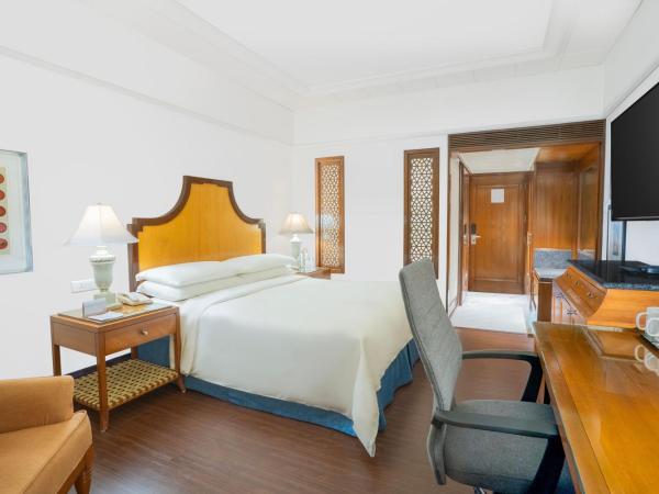 Hyderabad Marriott Hotel & Convention Centre : photo 3 de la chambre hébergement lit king-size de luxe avec baignoire